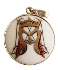 Medalion Matki Bożej Królowej Polski ze srebra i porcelany na srebrnym łańcuszku (S0063G)